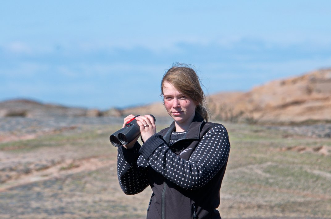 Sara Elg forskar på gulsparvarnas häckning  Foto: Anders Netshagen